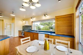 Mid Century Oasis - Hastings Holiday Home - 4