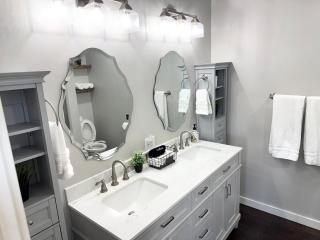 Private upstairs apartment on 5 acre ranch - 8