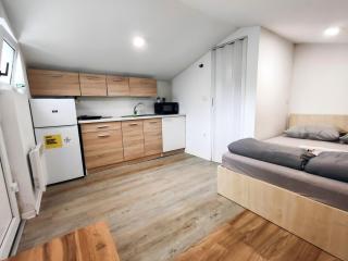 Cozy Renovated New Apartment - 8