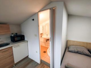 Cozy Renovated New Apartment - 3