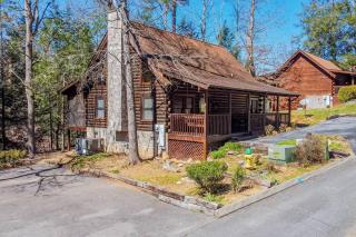 Cozy Spacious Cabin with Hot Tub, BBQ near Parkway - Pigeon Forge - 8