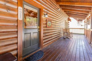 Cozy Spacious Cabin with Hot Tub, BBQ near Parkway - Pigeon Forge - 5