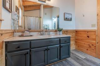 Cozy Spacious Cabin with Hot Tub, BBQ near Parkway - Pigeon Forge - 4