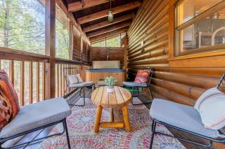 Cozy Spacious Cabin with Hot Tub, BBQ near Parkway - Pigeon Forge - 1