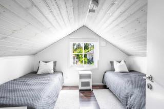 Coastal gem with beach, wooden sauna & canoes - 1