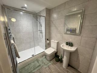 Town centre 1 Cozy king size bed ensuit shower - Huntingdon - 7