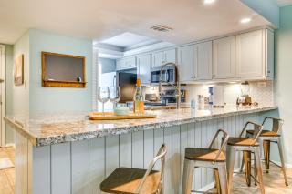 Walk to Beach Condo with Pool Access in Texas! - South Padre Island - 2