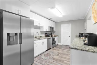 Relaxing Pool Home for Family Getaway Close to Tampa Zoo, Busch Gardens, Restaurants and Shopping! - Tampa - 5