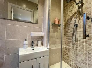 Elegant 5-Bedroom Home - Hainault, Ilford - 8