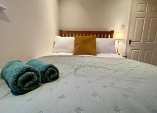 Elegant 5-Bedroom Home - Hainault, Ilford - 5