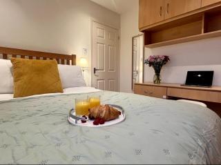 Elegant 5-Bedroom Home - Hainault, Ilford - 2