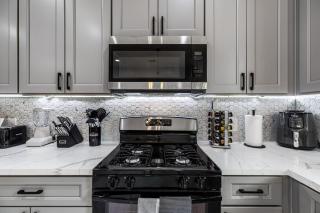 Upscale 3Br-3Ba Home near Stadiums, Downtown Houston, Restaurants, Free Parking on Property - Houston - 1