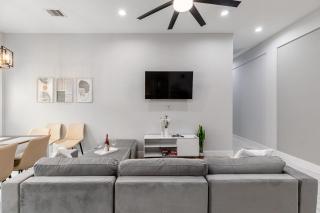 Upscale 3Br-3Ba Home near Stadiums, Downtown Houston, Restaurants, Free Parking on Property - Houston - 7