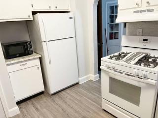 Contemporary and modern, furnished 2 BR apartments, filled with desirable amenities - Toledo - 9