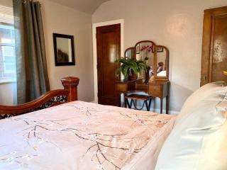 Contemporary and modern, furnished 2 BR apartments, filled with desirable amenities - Toledo - 8