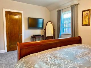 Contemporary and modern, furnished 2 BR apartments, filled with desirable amenities - Toledo - 3