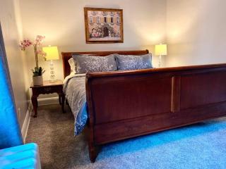 Contemporary and modern, furnished 2 BR apartments, filled with desirable amenities - Toledo - 2