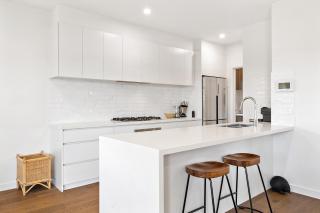 Bright 2-Bed Glenroy Home with Courtyard - 8