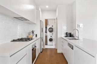 Bright 2-Bed Glenroy Home with Courtyard - 5