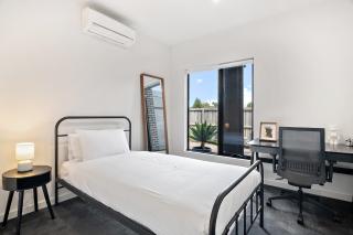 Bright 2-Bed Glenroy Home with Courtyard - Melbourne - 3