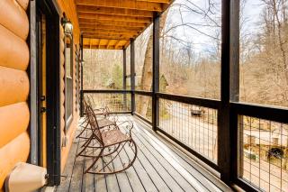 8 Mi to Dollywood Cabin with Hot Tub and Decks! - Sevierville - 0