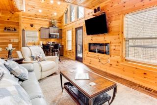 8 Mi to Dollywood Cabin with Hot Tub and Decks! - Sevierville - 9