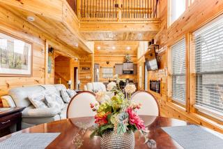 8 Mi to Dollywood Cabin with Hot Tub and Decks! - Sevierville - 5