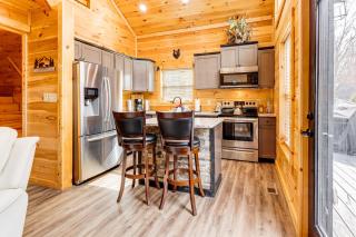 8 Mi to Dollywood Cabin with Hot Tub and Decks! - Sevierville - 4