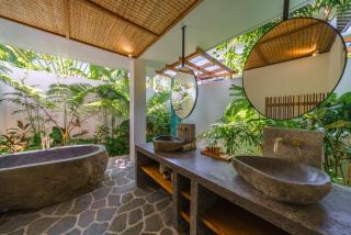 Villa Kauh - Luxury Tropical 5BR Villa Close to Pererenan Beach - Canggu - 3