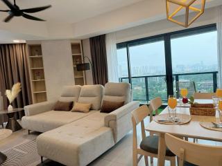 The Atrium at Jalan Ampang by OKBnB - Luxury 3 Bedroom Family Suite with Balcony, 3 mins to KLCC - 2