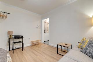 Centrally Located LA Private Studio with Food Scene - Monterey Park - 3