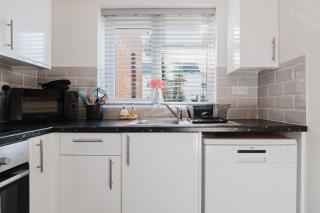Corner House - Bright 2 Bed in Cheltenham - - 2