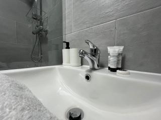 Spacious 4 Bed Home - Sleeps 7 Garden & Parking - Birmingham - 4