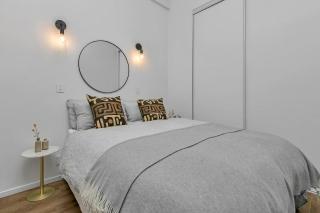 Historic Modern Luxury 1-Bedroom on Queen Street - Auckland - 9