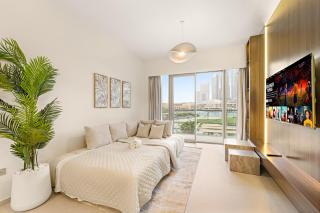 Panoramic 2BR with Pool & Burj View Next to Mall - 5
