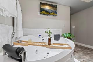Cozy Owl Lodge, Central AC & Hea, Spa Tub & BBQ - 4