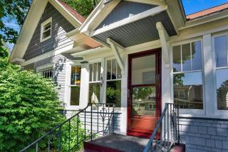 Story book 1920s home down town, quiet and cozy - 9