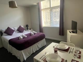 Beautiful Wolverhampton Studio - 9