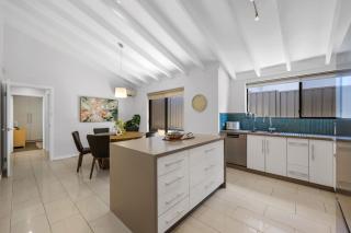 Spacious Family Getaway in West Leederville - 3