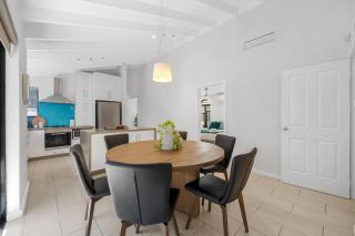 Spacious Family Getaway in West Leederville - 7