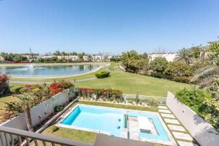 Elegant lakeside villa with a private pool - Dubai - 9