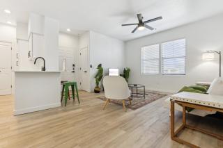 CozySuites Glendale by the stadium with pool 19 - Glendale - 3