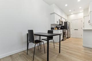 CozySuites Glendale by the stadium with pool 19 - Glendale - 2