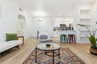 CozySuites Glendale by the stadium with pool 19 - Glendale - 7