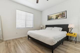CozySuites Glendale by the stadium with pool 19 - Glendale - 5