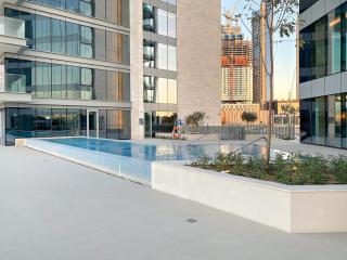 Elegant 1BR Apt with Balcony Views of Burj Khalifa & Dubai Canal - 3