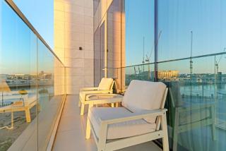 Elegant 1BR Apt with Balcony Views of Burj Khalifa & Dubai Canal - 1