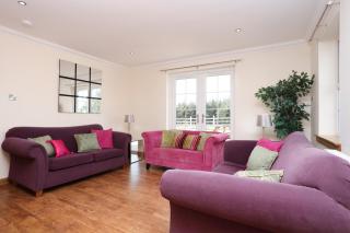 JOIVY Greenknowes Farmhouse with Hot Tub and Bar - Kelty - 3
