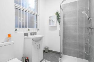 Charming London Flat Near Wembley Parks & Garden - 5