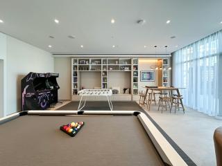 Trophy-Aesthetic Apartment w Skyline and Dubai - 9